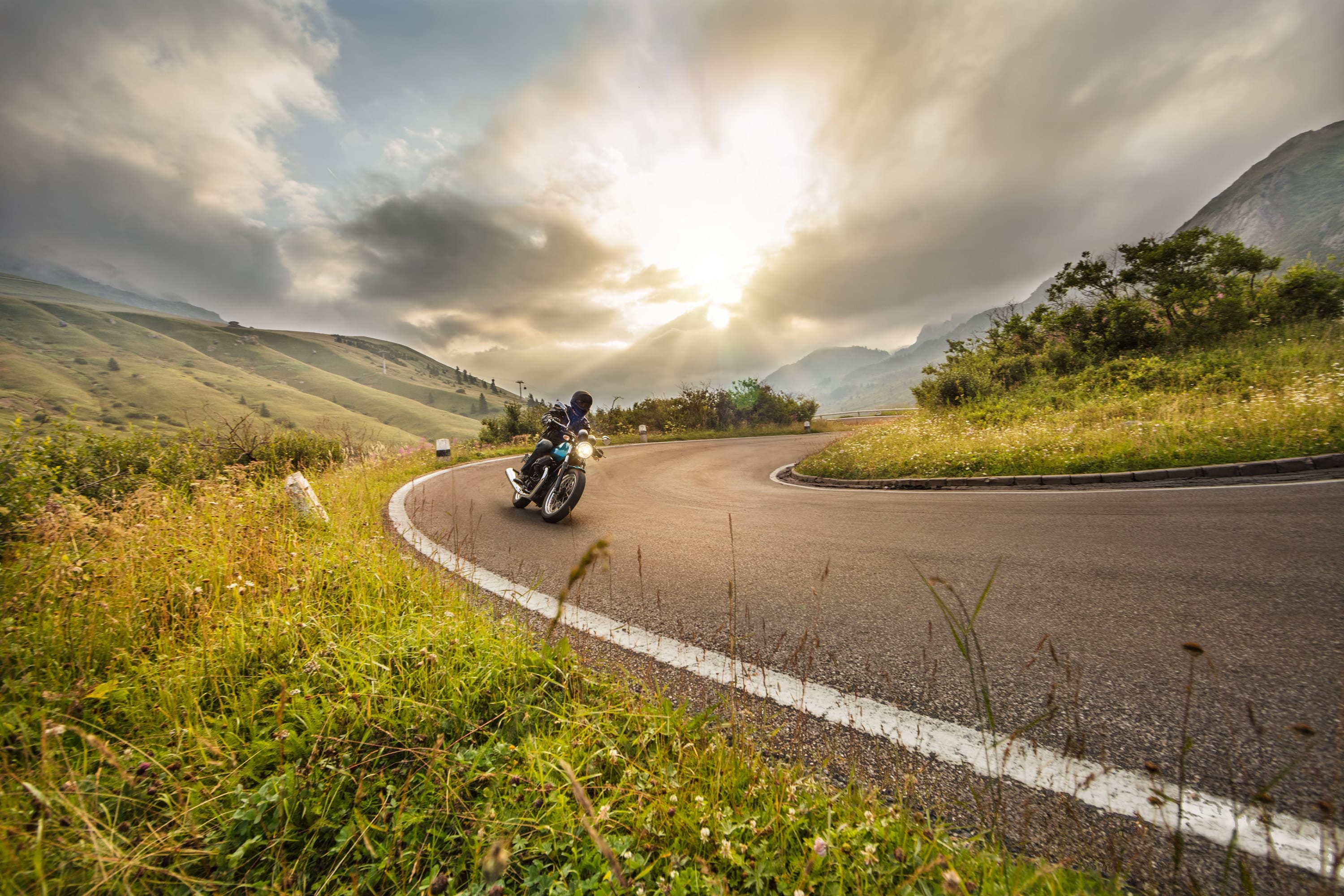 Motorradtour auf einer Alpenstraße in Österreich